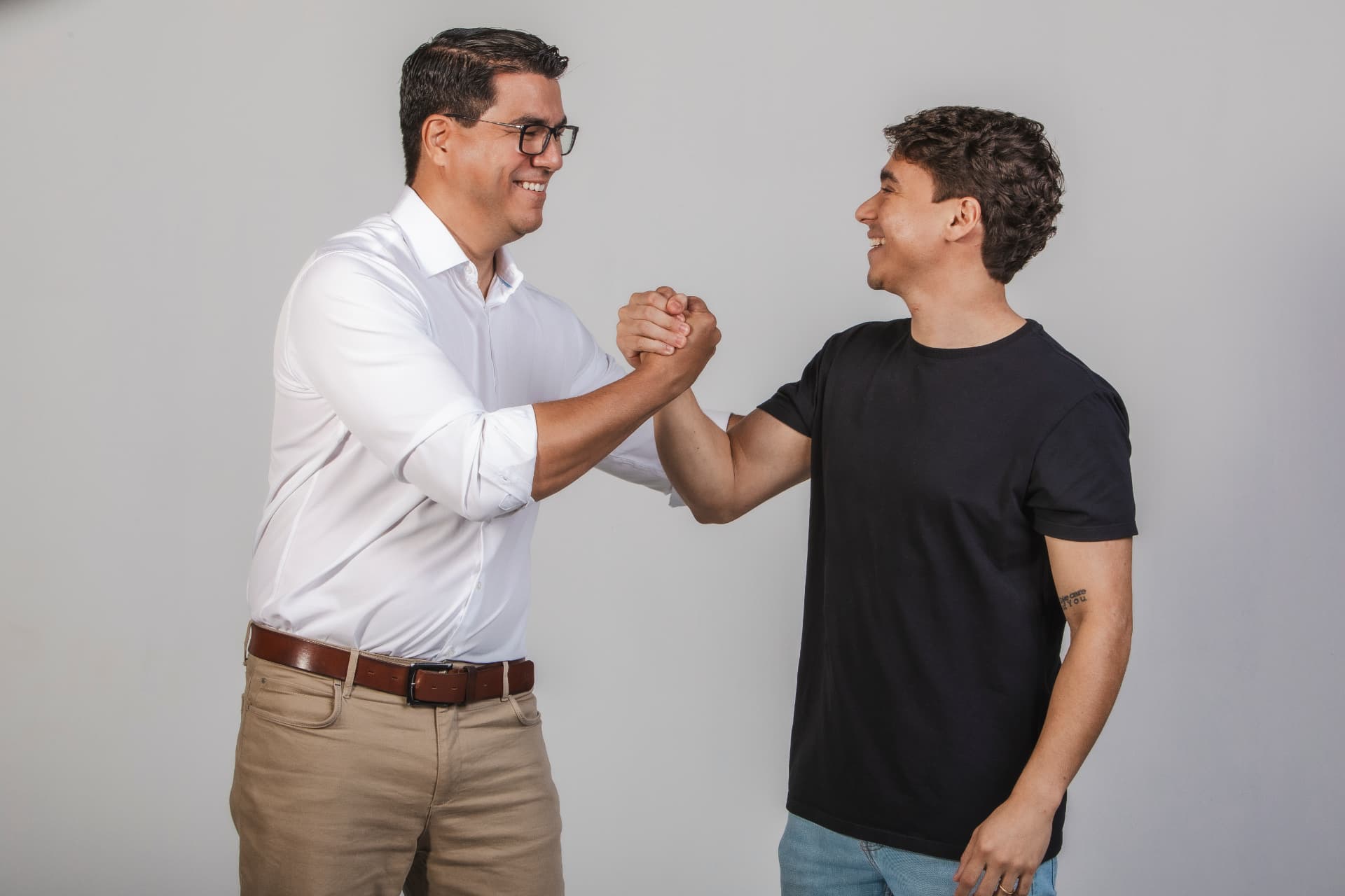 Anderson Lima e Nikolas Ferreira em aperto de mãos